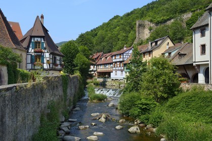 France, Haut-Rhin (68), Kaysersberg, maisons traditionnelles au bord de la rivière Weiss