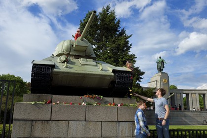 Germany, Berlin, Tiergaten district, Soviet memorial dedicated to the 81,116 soldiers of the Red Army that died during the Battle of Berlin in April-May 1945, annual celebration of the Nazi capitulation May 9, 1945 for Russians