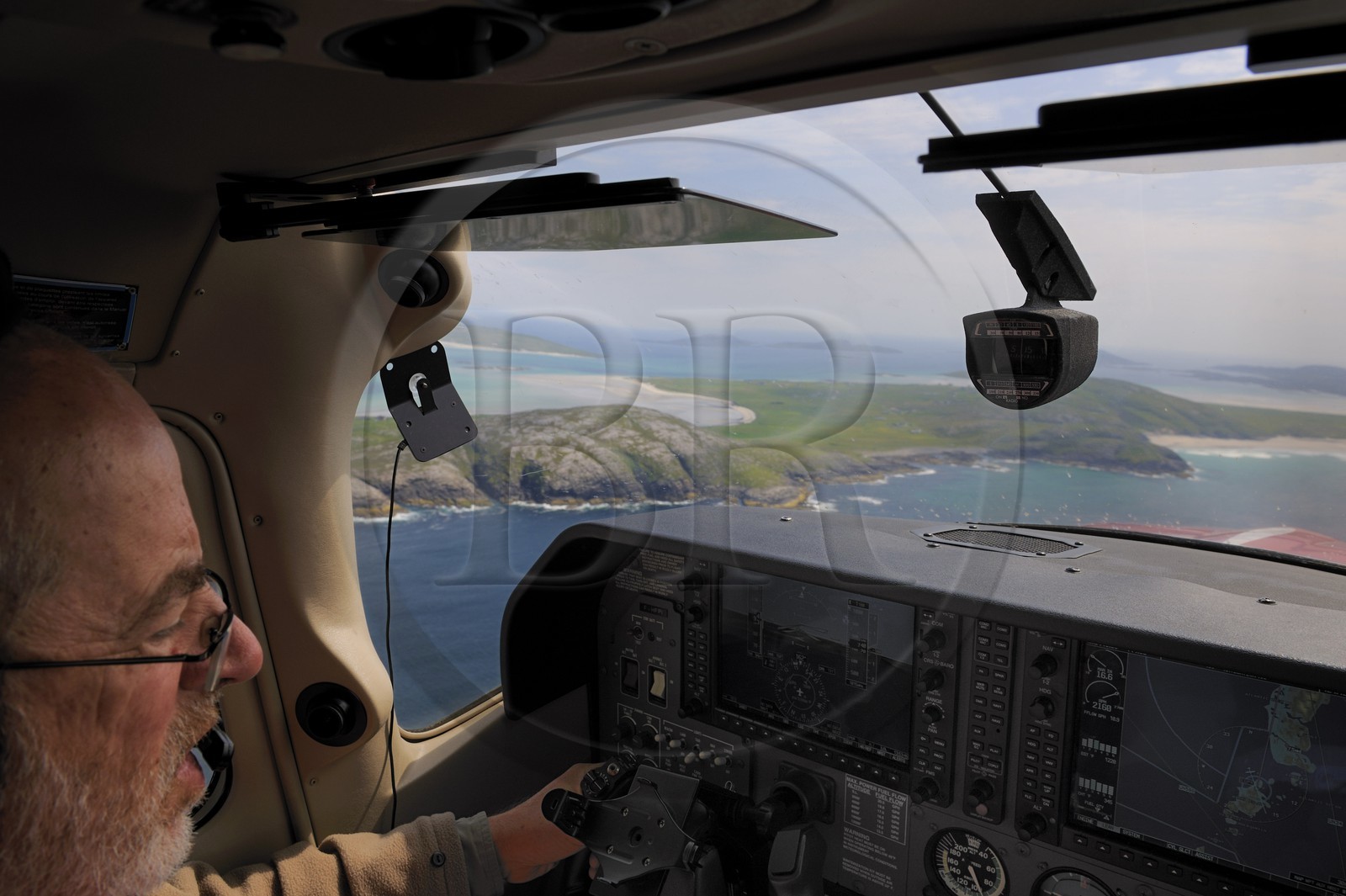 Royaume-Uni, Ecosse, Hébrides extérieures, Ile de Barra, plage à marée basse de la côte Nord qui est aussi la piste de l'aéroport de Barra (vue aérienne)