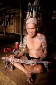 Malaisie, île de Bornéo, Sarawak, guerrier Iban, tribu des Dayaks (anciens coupeurs de têtes) portant son parang (sabre)