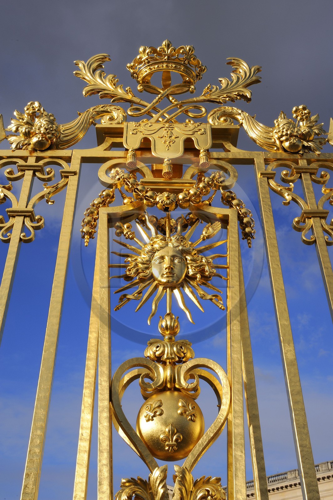 France, Yvelines (78), château de Versailles, classé Patrimoine Mondial de l'UNESCO, détail de la grille royale dessinée par Mansart séparant la cour royale restaurée en juin 2008