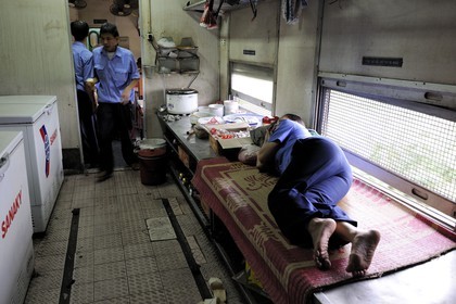 Vietnam, train de jour de Lao Cai à Hanoï, le wagon restaurant, la cuisine se transforme en salle de repos