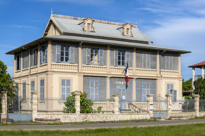France, Guyane, Saint-Laurent-du-Maroni, immeuble administratif de style colonial avenue du Lieutenant-Colonel Chandon, le Tribunal de proximité de Cayenne