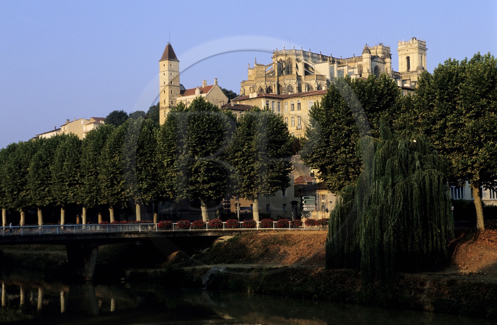 France, Gers (32), Auch, la cathédrale Sainte-Marie et la tour d'Armagnac dans la ville haute dominant le Gers