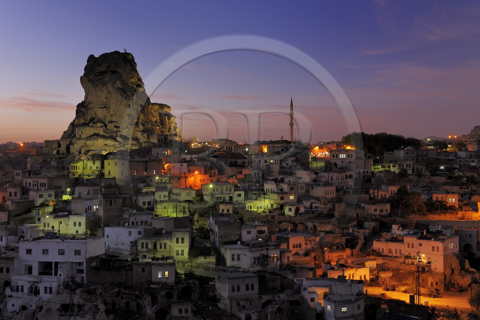 Turquie, Anatolie Centrale, province de Nevsehir, Cappadoce classée Patrimoine Mondial de l'UNESCO, village d' Ortahisar à la tombée de la nuit