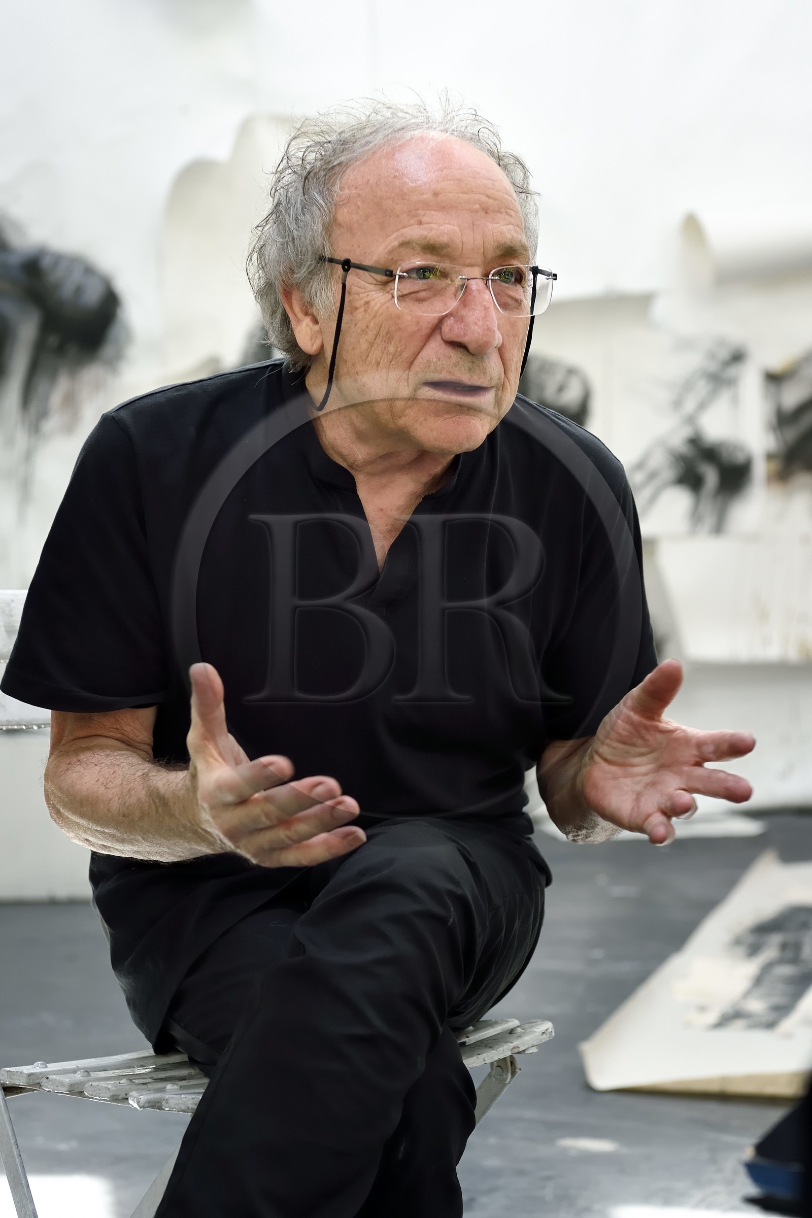 France, Ivry-sur-Seine (94), l'artiste plasticien Ernest Pignon-Ernest dans son atelier