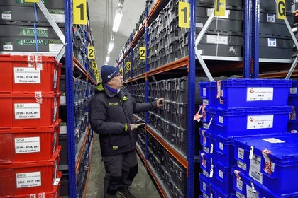 Norvège, Svalbard, Spitzberg, Longyearbyen, la Réserve mondiale de semences du Svalbard (banque de graines du Global Seed Vault), salle de stockage des semences artificiellement maintenue à -18°C, près de 900000 échantillons ont été déposés, provenant de 200 pays d'origine et de 73 instituts déposants