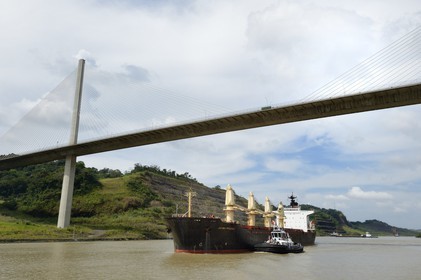 Panama, Canal de Panama, Cargo Panamax passant sous le pont Centenaire (puente Centenario) enjambant le canal