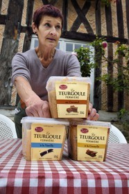 France, Calvados (14), Pays d'Auge, Cambremer, la ferme des Mondeaux, Nicole et Jacques Sablery producteurs de Teurgoule, dessert fait de riz au lait sucré généralement parfumé à la cannelle