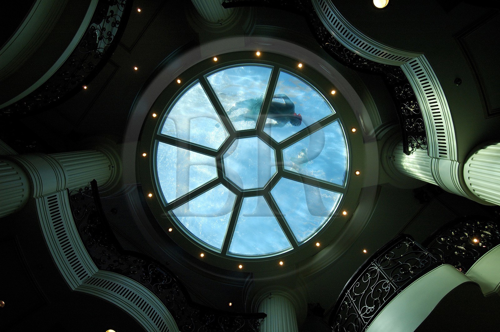 Caraïbes, Croisière sur le bateau Royal Clipper, piscine au-dessus de l'atrium