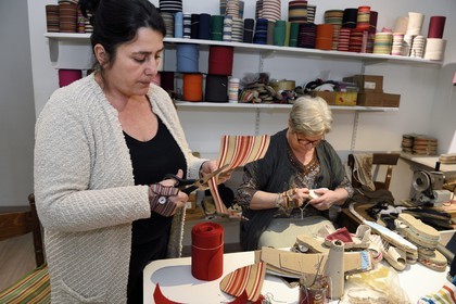 France, Pyrénées-Atlantiques (64), Pays-Basque, Saint-Jean-Pied-de-Port, Albertine Arangois et sa fille Patricia dans leur boutique et fabrique artisanale d'espadrilles