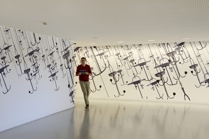 France, Moselle (57), Metz, quartier de l'Amphithéâtre, le Centre Pompidou-Metz, centre d'art conçus par les architectes Shigeru Ban et Jean de Gastines, évocation de la salle des pendus (des mines) de Jean Christophe Massinon