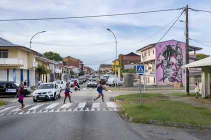 France, Guyane, Cayenne, peinture murale à l'angle de la rue Barthélémy et de l'avenue Ronjon de l'artiste de street art guadeloupéen Benoit Bottala alias Steek Oner