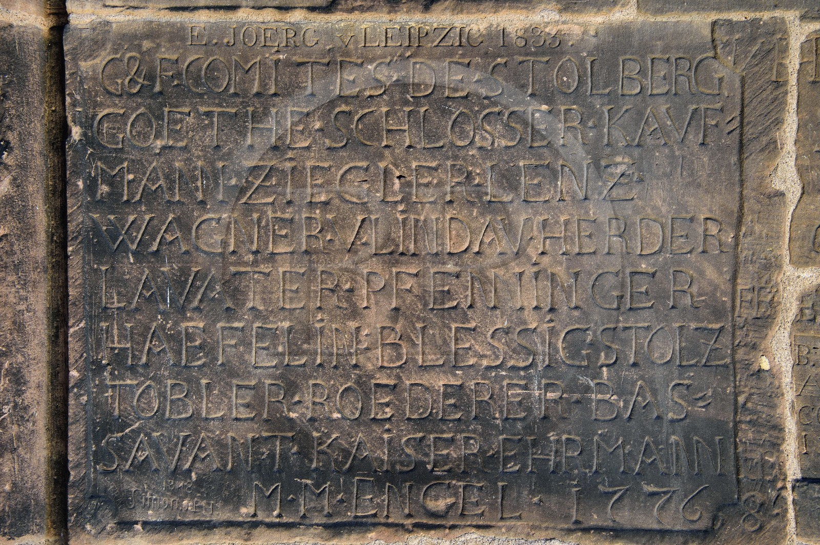 France, Bas-Rhin (67), Strasbourg, vieille ville classée au Patrimoine Mondial de l'UNESCO, la cathédrale Notre-Dame, visiteurs ayant fait graver dans le grès de la tour octogonale leur nom en graffiti souvent par un gardien tailleur de pierre, ici Goethe avec ses amis en 1776