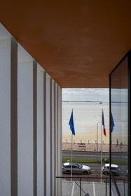 France, Charente-Maritime (17), Royan, le Palais de congrès (1957) signé de l’architecte-urbaniste Claude Ferret et le bac qui fait la traversée entre la Pointe de Grave et Royan en arrière plan