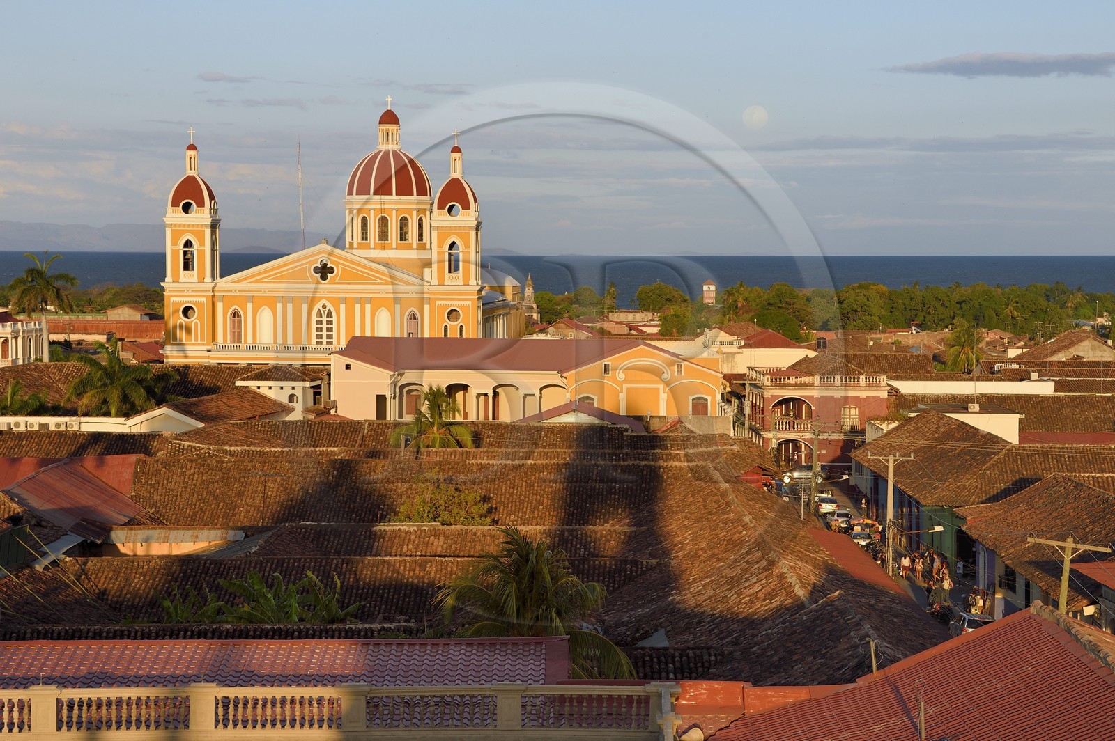 Nicaragua, Granada, parque Central (Parque Colon), la cathédrale et le lac Nicaragua en arrière plan