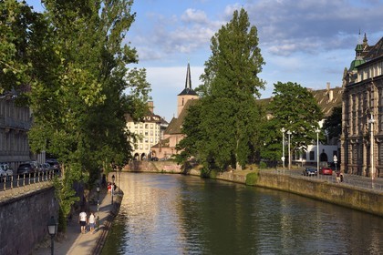 France, Bas-Rhin (67), Strasbourg, vieille ville classée au Patrimoine Mondial de l'UNESCO, le quai Saint-Thomas
