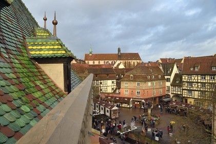 France, Haut-Rhin (68), Colmar, toit vernissé de l'Ancienne Douane (Koifhus) au dessus du marché de Noël place de l'Ancienne Douane