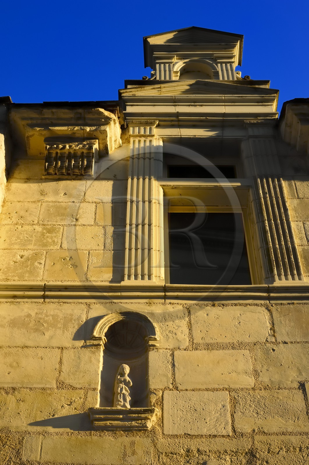 France, Indre et Loire (37), Vallée de la Loire classée Patrimoine Mondial de l'UNESCO, Chinon, détail d'un hôtel particulier dans la rue Haute Saint-Maurice