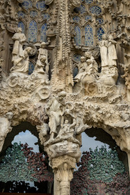 Espagne, Catalogne, Barcelone, quartier de l'Eixample, basilique de la Sagrada Familia de l'architecte du modernisme catalan Antoni Gaudi classée Patrimoine Mondial de l'UNESCO, façade de la Nativité, porte de la Charité, la mère de Dieu et saint Joseph avec Jésus venant de naitre