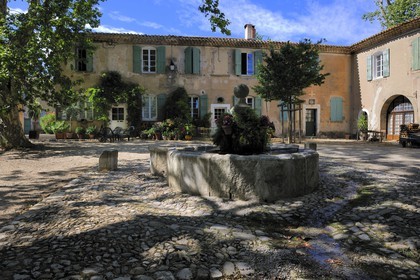 France, Hérault (34), Villeneuvette, ancienne manufacture royale, la fontaine de la place Louis XIV aménagée pour les lavandières