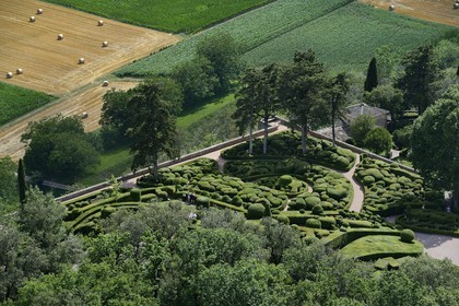 France, Dordogne (24), Périgord Noir, vallée de la Dordogne, Vézac, les jardins du château de Marqueyssac du XVIIIe siècle (vue aérienne)