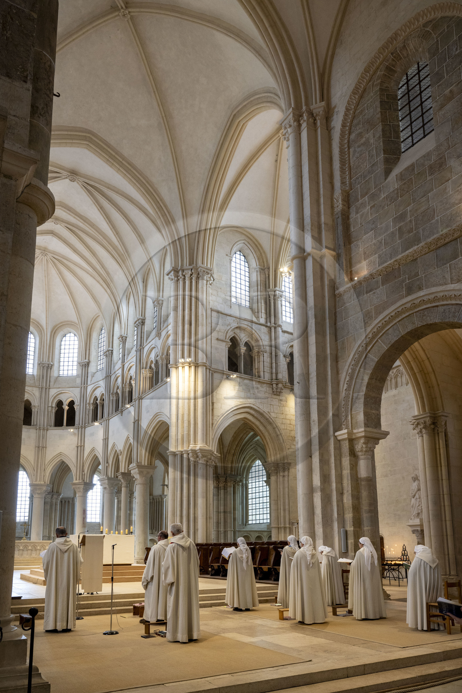 France, Yonne (89), parc naturel régional du Morvan, Vézelay, classé au Patrimoine Mondial de l'UNESCO, labellisé Les Plus Beaux Villages de France, point de départ de l'une des principales voies de pèlerinage de Saint-Jacques-de-Compostelle, la basilique Sainte-Marie-Madeleine, office religieux des frères et soeurs de la Fraternité de Jérusalem