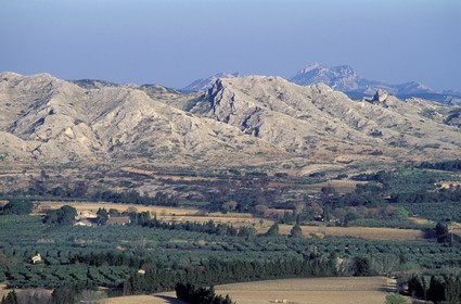 France, Bouches-du-Rhône (13), Les Baux-de-Provence, labellisé Les Plus Beaux Villages de France, contreforts des Alpilles depuis le plateau des baux