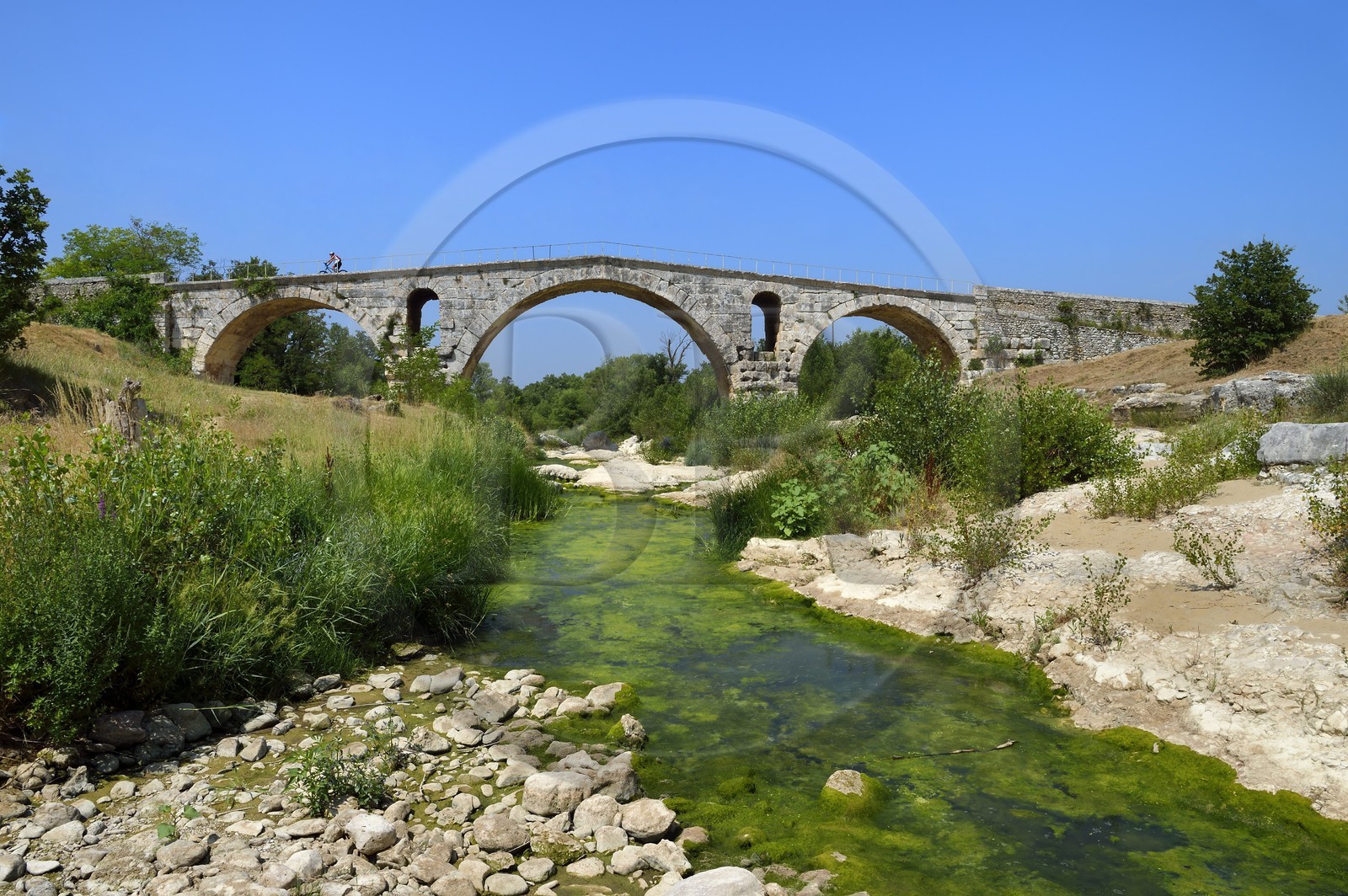 France, Vaucluse, Luberon, Bonnieux, the Pont Julien over the Calavon River, Roman bridge of the 3rd century BC on Via Domitia on the Calavon veloroute (Long-distance cycling routes)