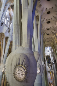 Espagne, Catalogne, Barcelone, quartier de l'Eixample, basilique de la Sagrada Familia de l'architecte du modernisme catalan Antoni Gaudi classée Patrimoine Mondial de l'UNESCO, au dessus du noeud, les colonnes du vaisseau central (nef) se subdivisent en branches tel un arbre