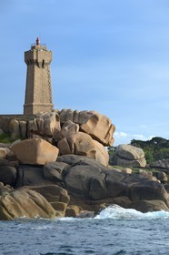 France, Côtes-d'Armor (22), Côte de Granit Rose, Perros-Guirec, Ploumanac'h, la pointe de Squewel et le phare de Mean Ruz