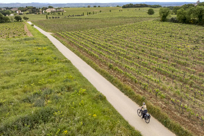 France, Vaucluse (84), Châteauneuf-du-Pape, randonnée à vélo sur le chemin Coste Froide sur le plateau de la Crau vers le Domaine de La Solitude (vue aérienne)