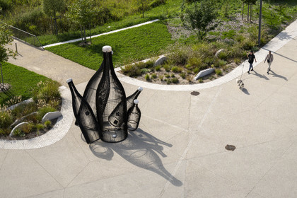 France, Côte-d'Or (21), les climats de Bourgogne classés Patrimoine Mondial de l'UNESCO, Beaune, la Cité des vins et climats de Bourgogne, Embouteillage (2017) oeuvre de l'artiste Sylvain Subervie