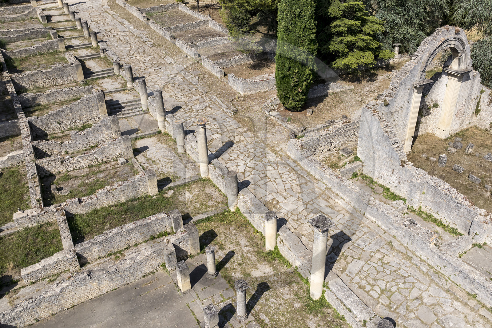 France, Vaucluse (84), Vaison-la-Romaine, site archéologique de la Villasse, les thermes en bordure de la rue des boutiques (vue aérienne)
