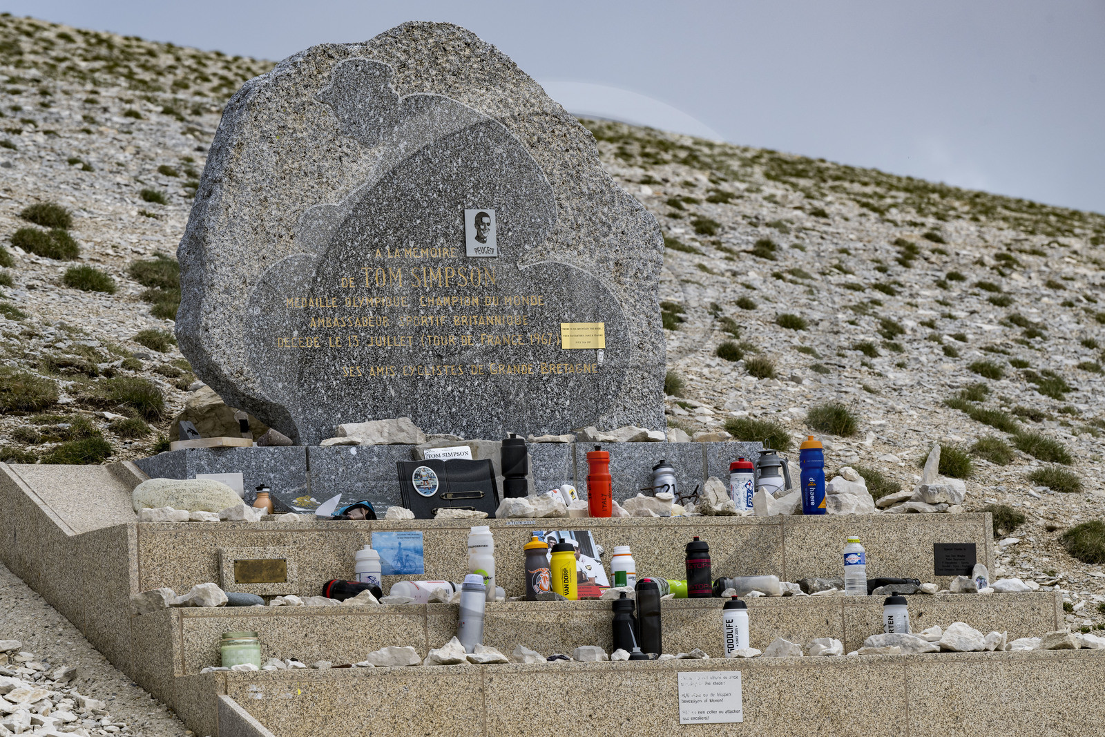 France, Vaucluse (84), Parc Naturel Régional du Mont Ventoux, Bedoin, le monument à la mémoire de Tom Simpson mort pendant le Tour de France en bordure de la route D974 vers le sommet du Mont Ventoux