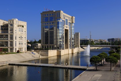 France, Hérault (34), Montpellier, quartier Antigone, Bassin du Port Juvénal et l' Hôtel de région de l'architecte Ricardo Bofill