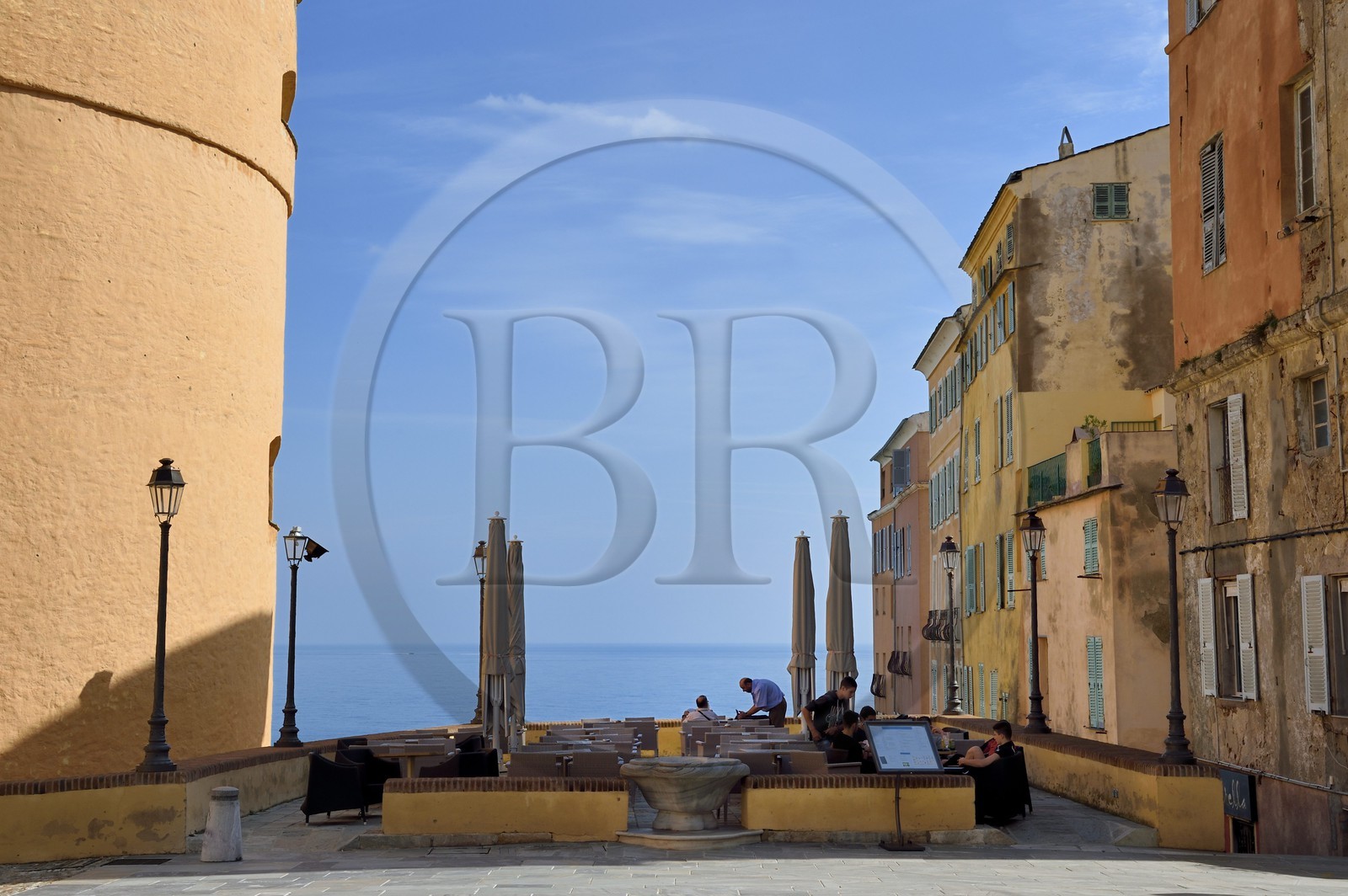 France, Haute-Corse (2B), Bastia, la Citadelle quartier de Terra-Nova, l'ancien palais des gouverneurs génois qui héberge le Musée d'Histoire de Bastia à gauche, terrasse de restaurant sur la place du Donjon