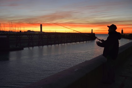 France, Seine-Maritime (76), Pays de Caux, Côte d'Albâtre, passerelle en bois à l'entrée du port de Fécamp