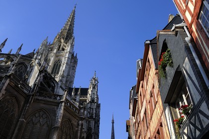 France, Seine-Maritime (76), Rouen, la rue médiévale Martainville qui longe l'église Saint-Maclou  joyau de l’art gothique flamboyant (XVème siècle)