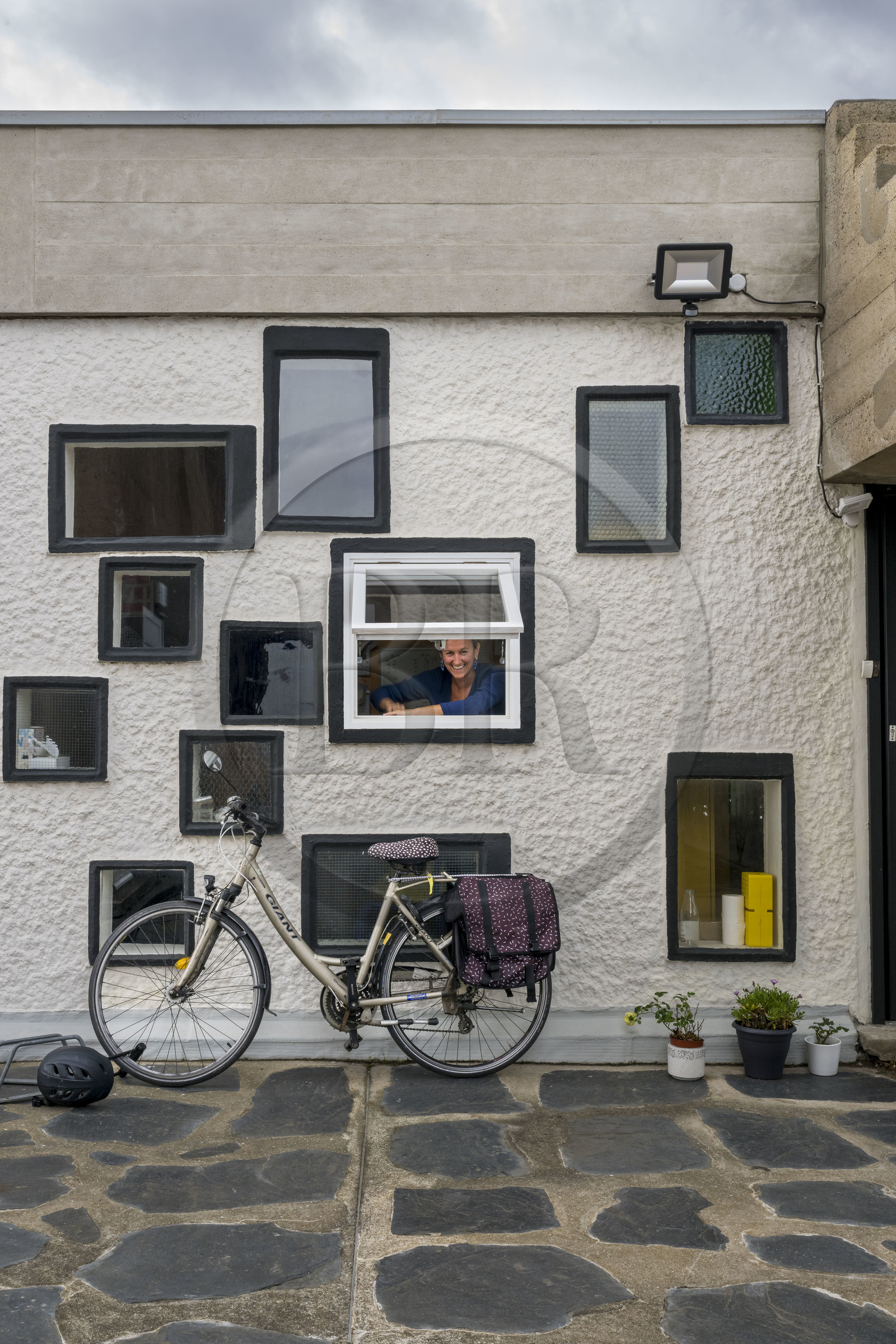 France, Loire-Atlantique (44), banlieue de Nantes, Rezé, la Maison Radieuse par l'architecte Le Corbusier, l'école maternelle installée sur le toit-terrasse et sa directrice Carla Godard