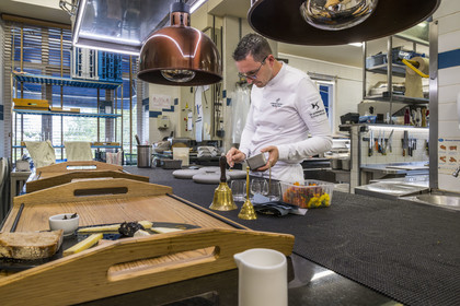 France, Finistère (29), Baie de Morlaix, Carantec, restaurant Nicolas Carro étoilé Michelin à l’Hôtel de Carantec, le chef dans sa cuisine