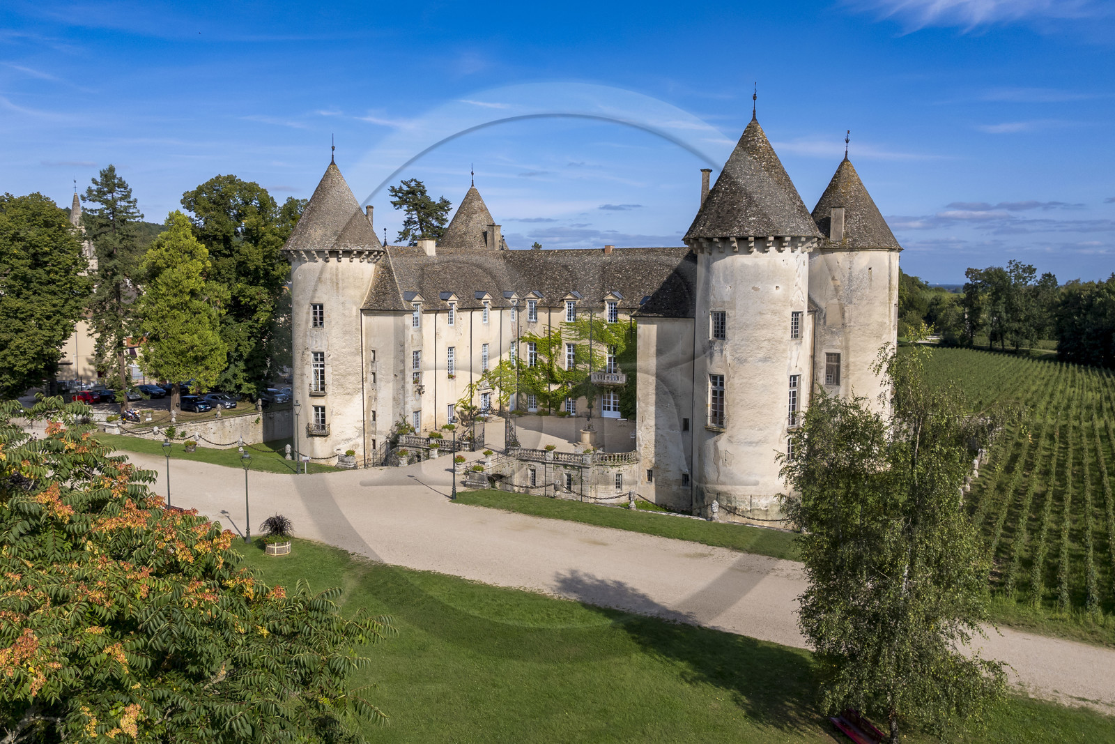 France, Côte-d'Or (21), les climats de Bourgogne classés Patrimoine Mondial de l'UNESCO, Côte de Beaune, Savigny-les-Beaune, le chateau avec les musées et collections avions de chasse, voitures de course Abarth, motos, tracteurs enjambeurs, maquettes, camions de pompiers (vue aérienne)