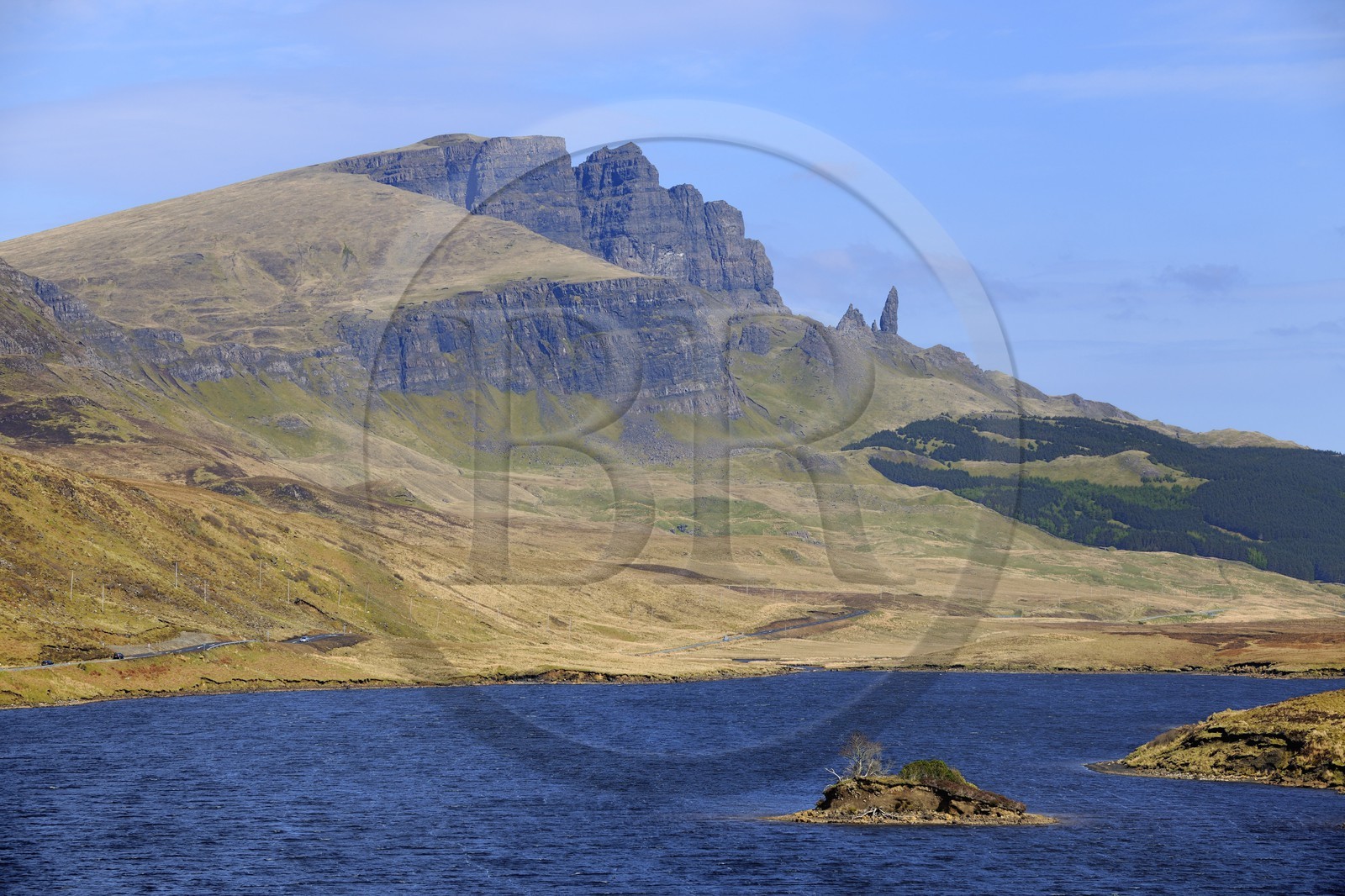 Royaume-Uni, Ecosse, Highland, Hébrides intérieures, Ile de Skye, Trotternish, Loch Fada, les rochers de Storr au loin et le Old man of Storr pointe à droite