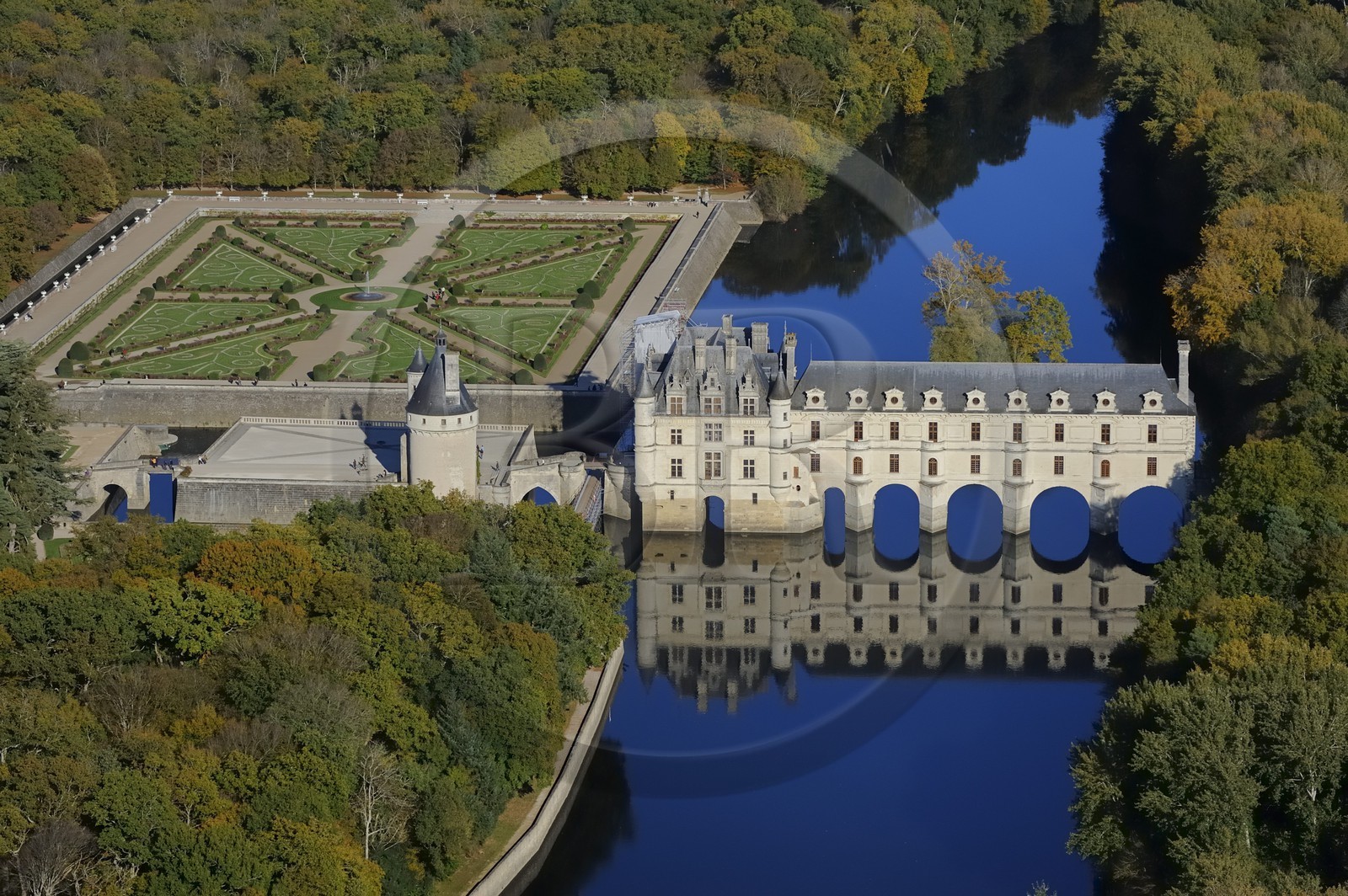 France, Indre-et-Loire (37), château de Chenonceau et son jardin à la française au bord du Cher (vue aérienne)