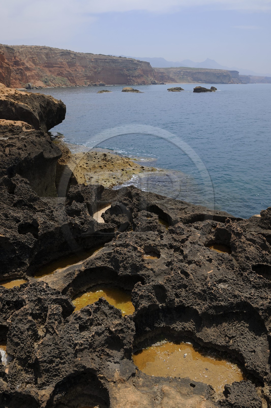Maroc, région de l'Oriental, falaises de la Mer Rouge à l'ouest de Mediterrania Saïdia