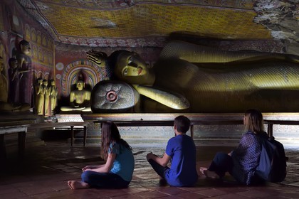 Sri Lanka, province du centre, district de Matale, Dambulla, Temple d'Or, Temple du Rocher Royal aussi appelé Ran Giri (Rocher doré) classé patrimoine mondial de l'UNESCO, la grotte n°3 Maha Alut Vihara (le Grand Nouveau Monastère), Bouddha couché