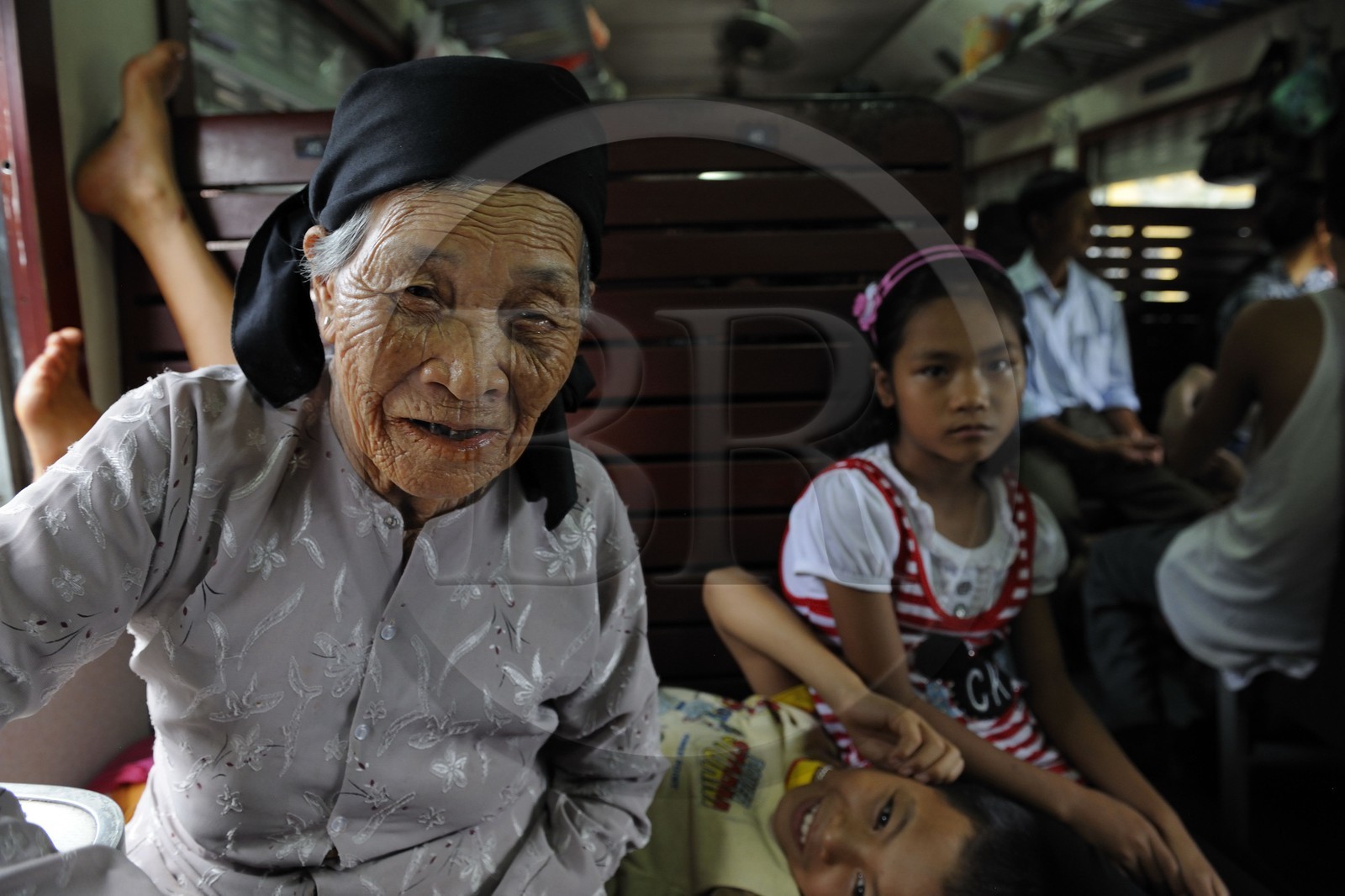 Vietnam, train de jour de Lao Cai à Hanoï, classe assis dur non climatisé