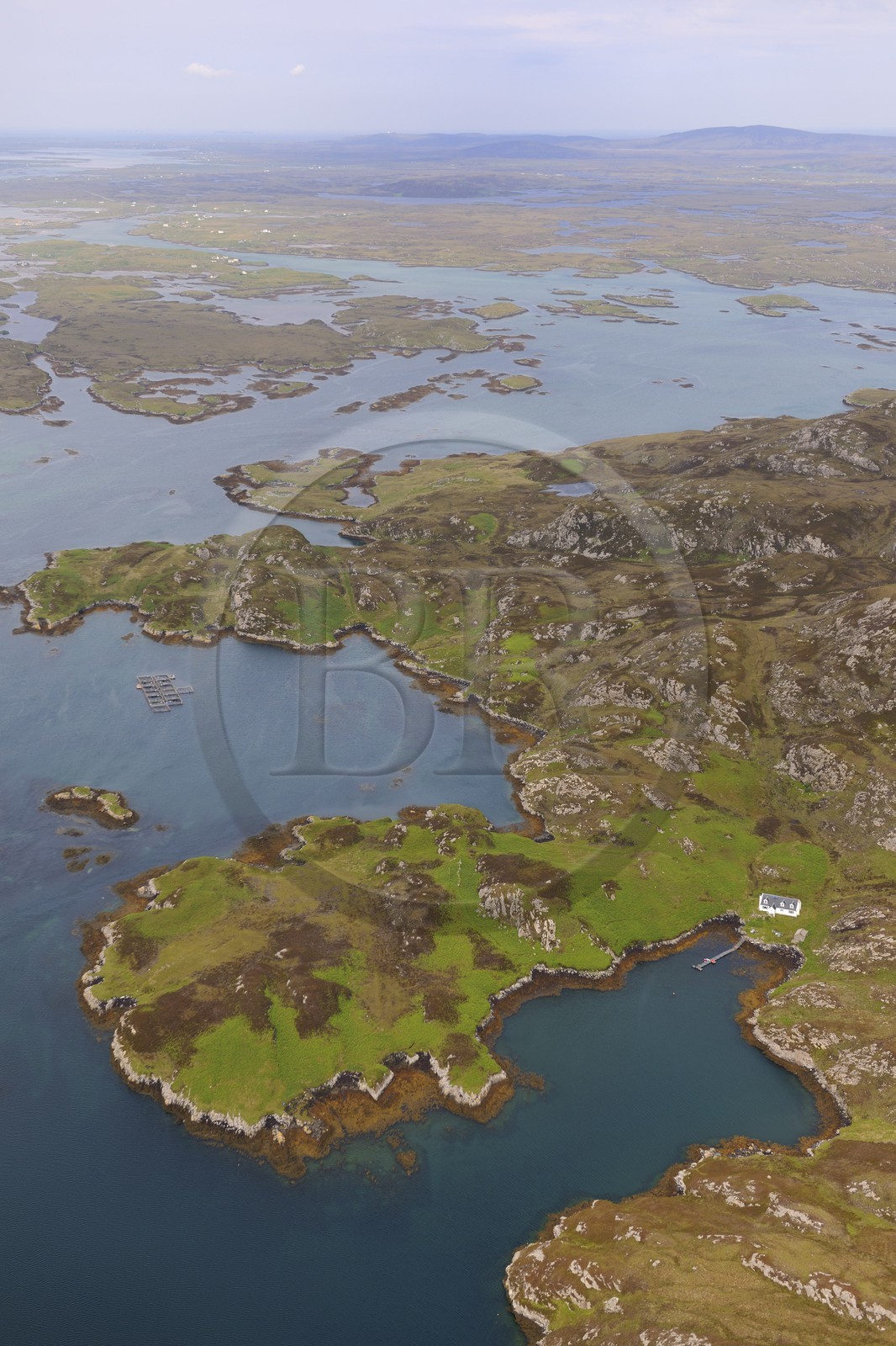 Royaume-Uni, Ecosse, Hébrides extérieures, Ile de North Uist recouvert d'une mosaïque de tourbières, basses collines et lochs, Grimsay (vue aérienne)