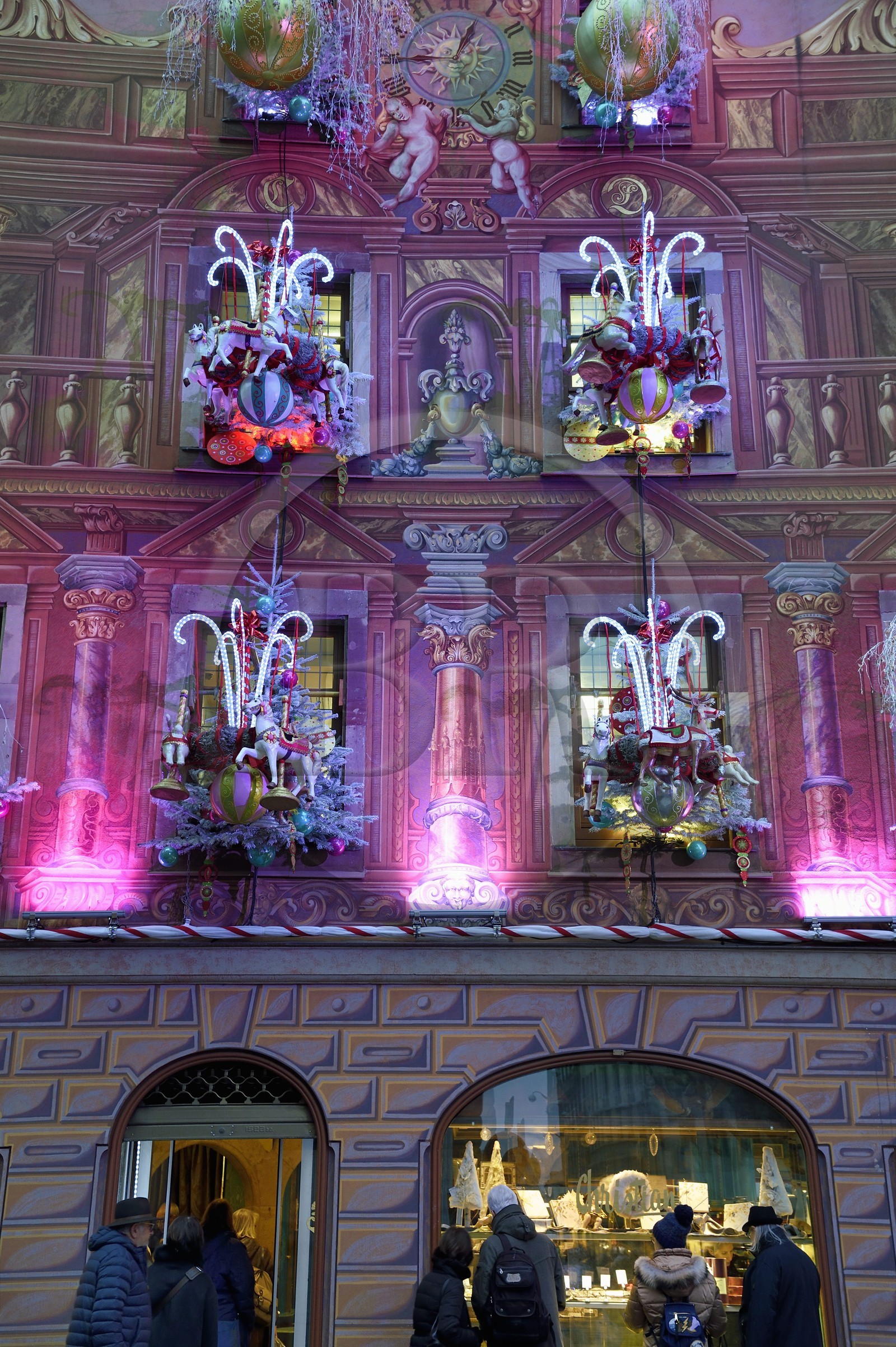 France, Bas-Rhin (67), Strasbourg, vieille ville classée au Patrimoine Mondial de l'UNESCO, facade décorée pour Noel de la patisserie Christian rue de l'Outre