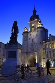 France, Charente-Maritime (17), La Rochelle, statue du Baron Victor Guy Duperré et la porte de la Grosse Horloge